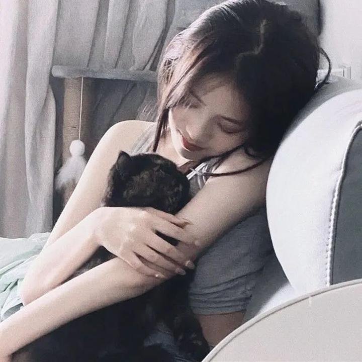 黑影窥窗